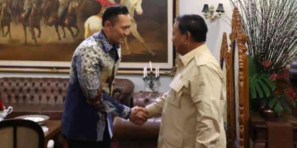 AHY Pakaikan Prabowo Rompi ‘Demokrat S14P’
