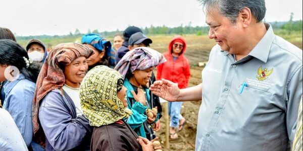 Menko Perekonomian dan Ketum Golkar Airlangga Hartarto berbincang dengan petani di Food Estate Humbang Hasundutan, Provinsi Sumatera Utara, Sabtu (23/9/2023). Foto: IG golkar.indonesia