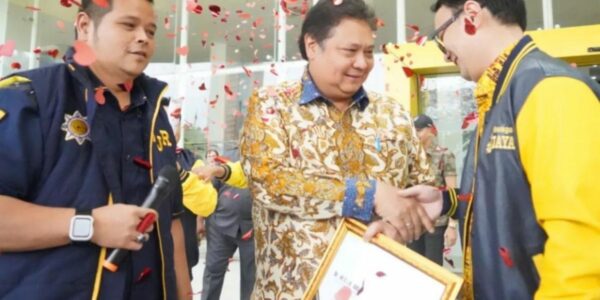 Ketua Umum AMPI Jerry Sambuaga menyerahkan piagam penghargaan Kesatria Aswattha Jaya kepada Ketua Umum Partai Golkar Airlangga Hartarto di Jakarta, Kamis (29/2/2024). (ANTARA/HO-AMPI)