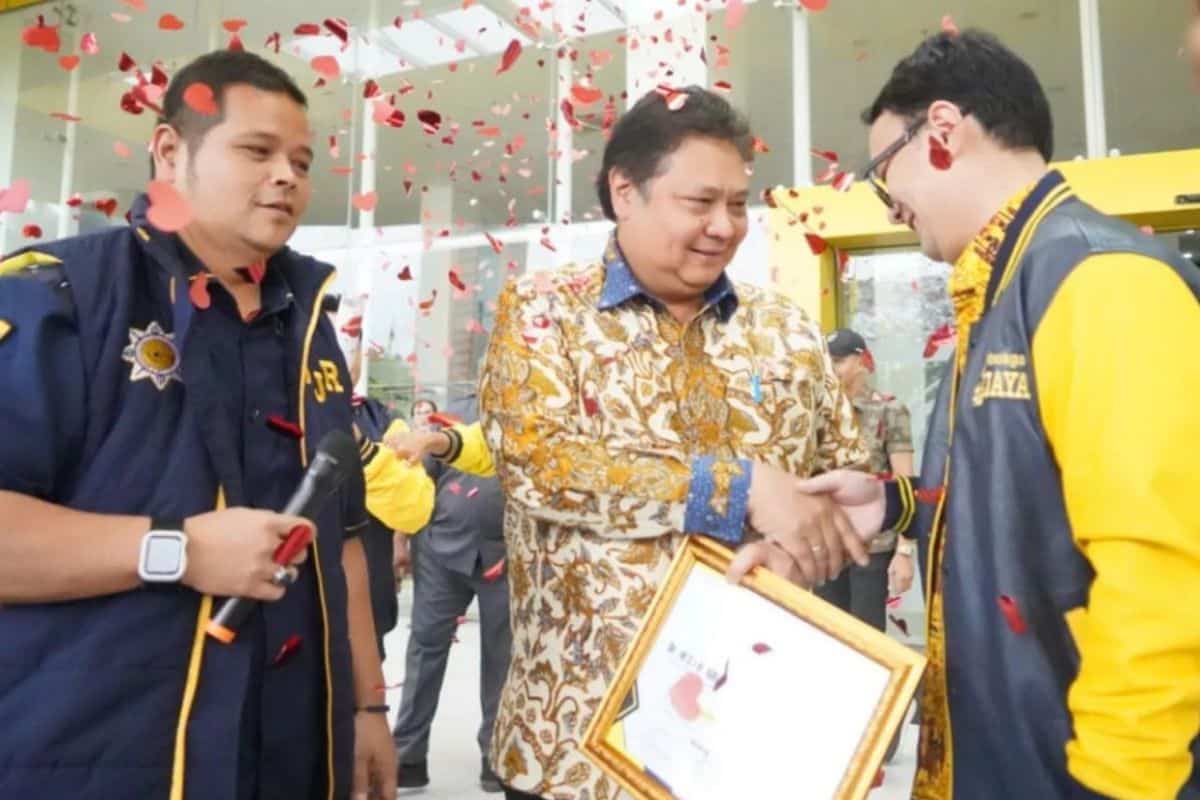 Ketua Umum AMPI Jerry Sambuaga menyerahkan piagam penghargaan Kesatria Aswattha Jaya kepada Ketua Umum Partai Golkar Airlangga Hartarto di Jakarta, Kamis (29/2/2024). (ANTARA/HO-AMPI)