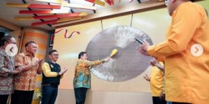 Ketua Umum DPP Partai Golkar Airlangga Hartarto memukul gong tanda pembukaan Young Political Leaders (YPL) ke-14 Golkar Institute, di Kantor DPP Partai Golkar, Jakarta Barat, Senin (30/10/2023). Foto: Ist