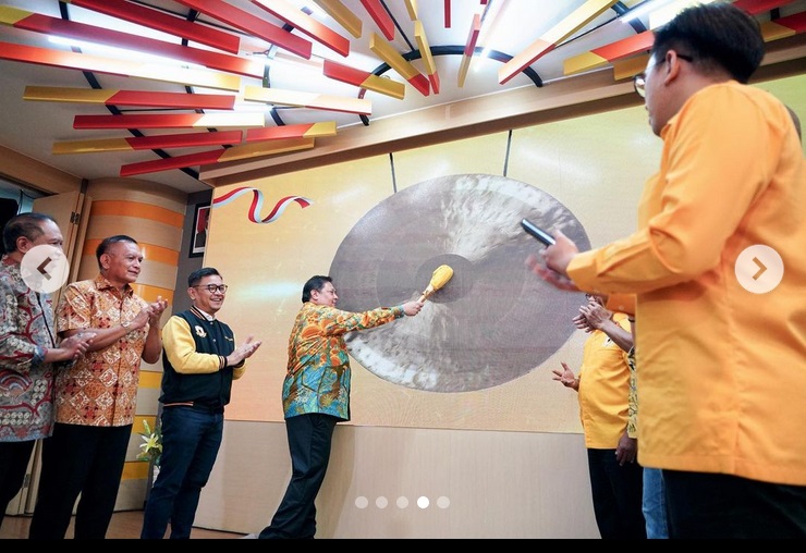 Ketua Umum DPP Partai Golkar Airlangga Hartarto memukul gong tanda pembukaan Young Political Leaders (YPL) ke-14 Golkar Institute, di Kantor DPP Partai Golkar, Jakarta Barat, Senin (30/10/2023). Foto: Ist