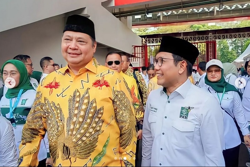 Ketua Umum Partai Golkar Airlangga Hartarto berjalan bersama Ketum PKB Cak Imin, dalam acara Syukuran Hari Lahir (Harlah) ke-25 Partai Kebangkitan Bangsa (PKB), di Stadion Manahan Solo, hari ini, Minggu (23/7/2023) lalu. Foto: IG golkar.indonesia
