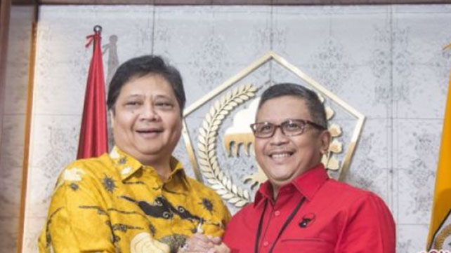 Sekjen PDIP Hasto Kristiyanto (kanan) berjabat tangan dengan Ketua Umum Partai Golkar Airlangga Hartarto (kiri) saat berkunjung untuk melakukan pertemuan di Kantor DPP Golkar, Jakarta, Selasa (20/3/2018) lalu. Foto: Antara