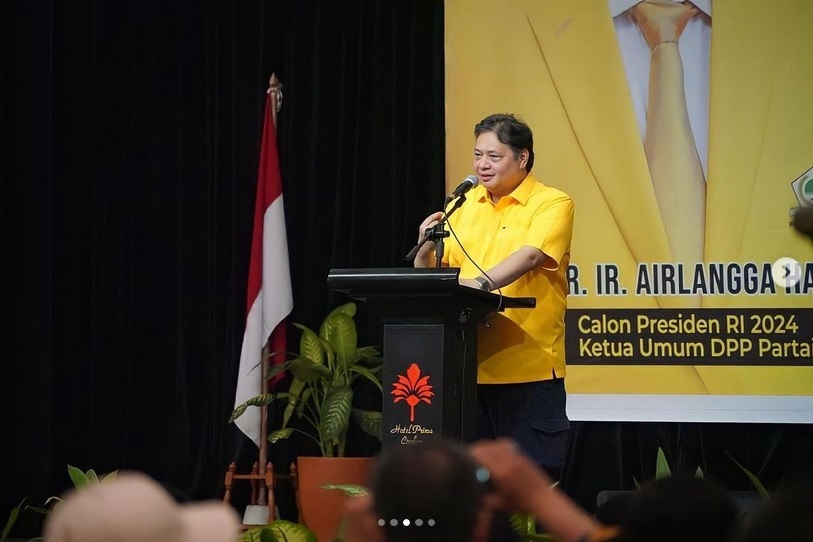 Ketua Umum DPP Partai Golkar Airlangga Hartarto memberikan sambutan di acara silaturahmi di Kabupaten Cirebon dan Indramayu, di Hotel Prima Cirebon, Jumat (16/6/2023). Foto: golkar.indonesia