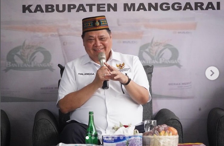 Menteri Koordinator Bidang Perekonomian Airlangga Hartarto saat menghadiri acara penyerahan bantuan pangan di Manggarai Barat, Nusa Tenggara Timur, Senin (15/1/2024), IG golkar.indonesia