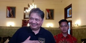 Ketua Umum Golkar Airlangga Hartarto dan Wali Kota Solo Gibran Rakabuming Raka.