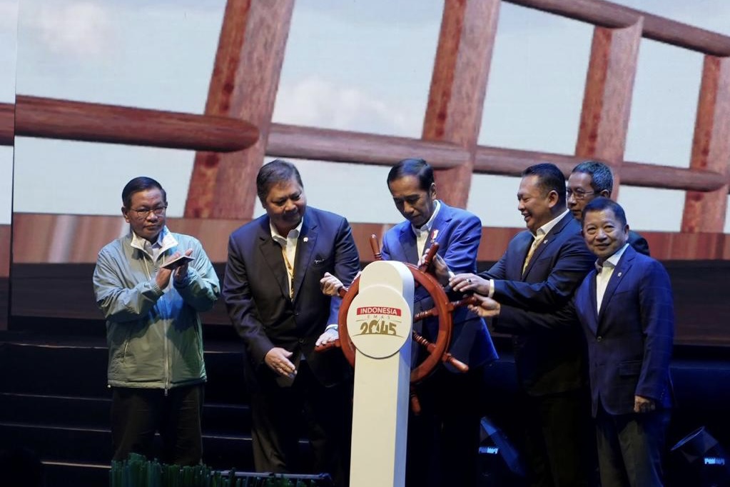 Menko Perekonomian (ke-2 dari kiri) mendampingi Presiden Joko Widodo dalam acara peluncuran RPJPN 2025-2045, di Jakarta, Kamis (15/6/2023). Foto: Kemenko Perekonomian