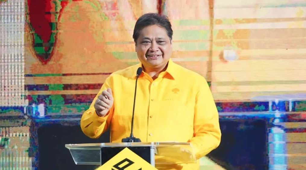 Menteri Koordinator Perekonomian Airlangga Hartarto menggunakan baju kuning