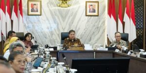 Menteri Koordinator Bidang Perekonomian, Airlangga Hartarto saat memimpin rapat, di Jakarta, pekan ini. Foto: Kemenko Perekonomian.