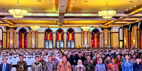 Menteri Koordinator Bidang Perekonomian Airlangga Hartarto memberangkatkan 2.000 peserta magang ke Jepang, di Jakarta, Kamis (21/9/2023) lalu. Foto: Kemenko Perekonomian