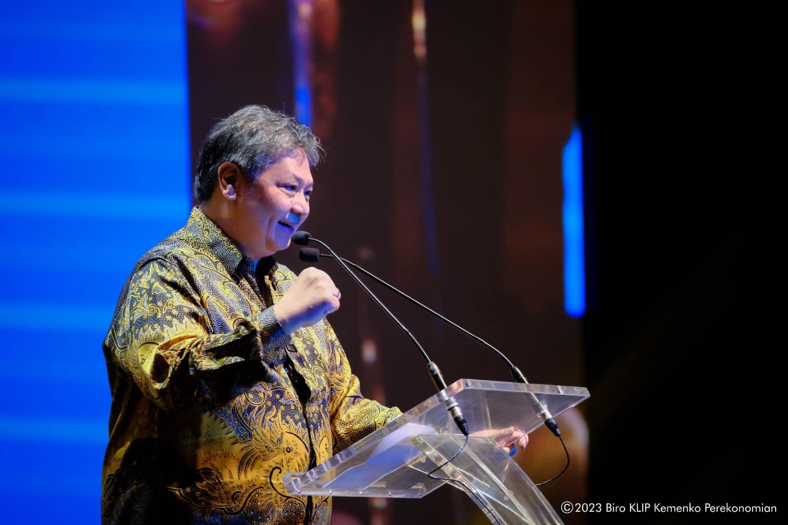 Menteri Koordinator Bidang Perekonomian Airlangga Hartarto berbicara di podium berbaju batik kuning