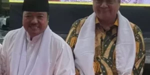 Ketua Umum DPP Satkar Ulama Indonesia Idris Laena bersama Ketua Umum Golkar Airlangga Hartarto, dalam sebuah acara, belum lama ini. Foto: Suara Karya