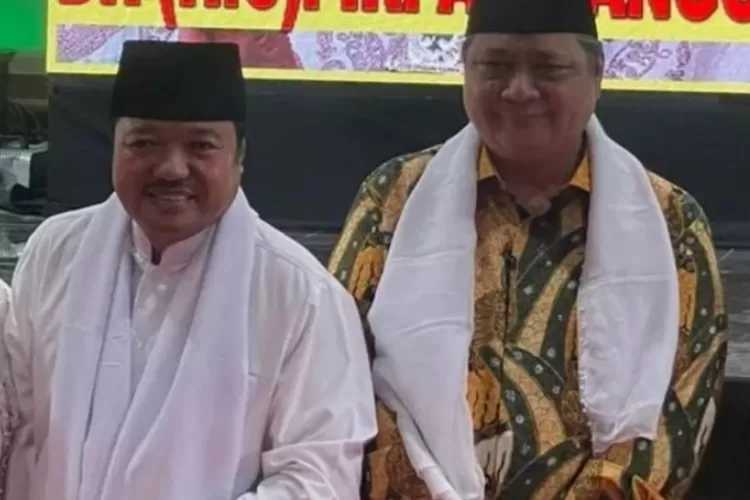 Ketua Umum DPP Satkar Ulama Indonesia Idris Laena bersama Ketua Umum Golkar Airlangga Hartarto, dalam sebuah acara, belum lama ini. Foto: Suara Karya