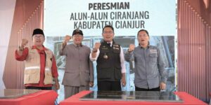 Gubernur Jawa Barat Ridwan Kamil dan jajarannya dalam acara peresmian revitalisasi Alun-alun Ciranjang, Kamis (31/8/2023). Foto: Pemprov Jabar