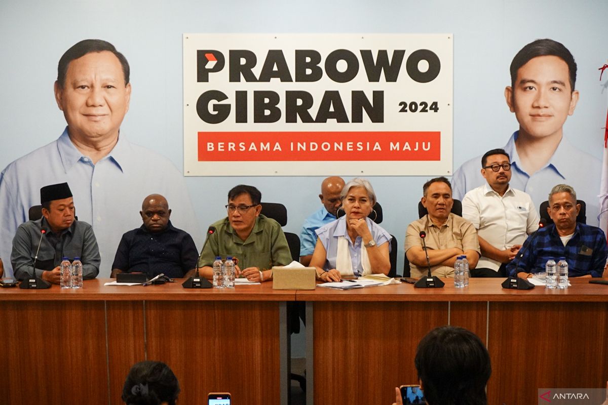 Sekretaris TKN Prabowo-Gibran Nusron Wahid (pertama kiri) dan sejumlah aktivis 98, di Jakarta, belum lama ini. Foto: ANTARA
