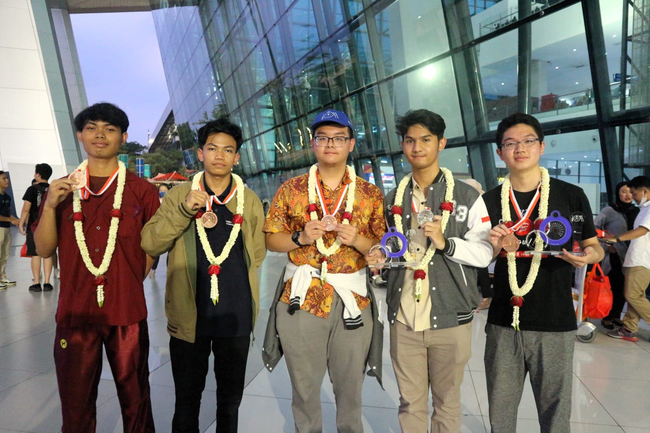Lima pelajar Indonesia berprestasi di olimpiade astronomi dan astrofisika dunia (International Olympiad on Astronomy and Astrophysics/IOAA) ke-16 Polandia. Foto: Kemendikbudristek