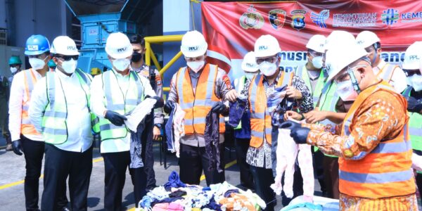 Polda Kalimantan Utara (Kaltara) memeriksa barang bukti tindak pidana penyelundupan baju impor ilegal yang disimpan di dalam 17 kontainer di Pelabuhan Malundung, Tarakan, Kaltara. Rabu (20/9/23). Foto: Polri