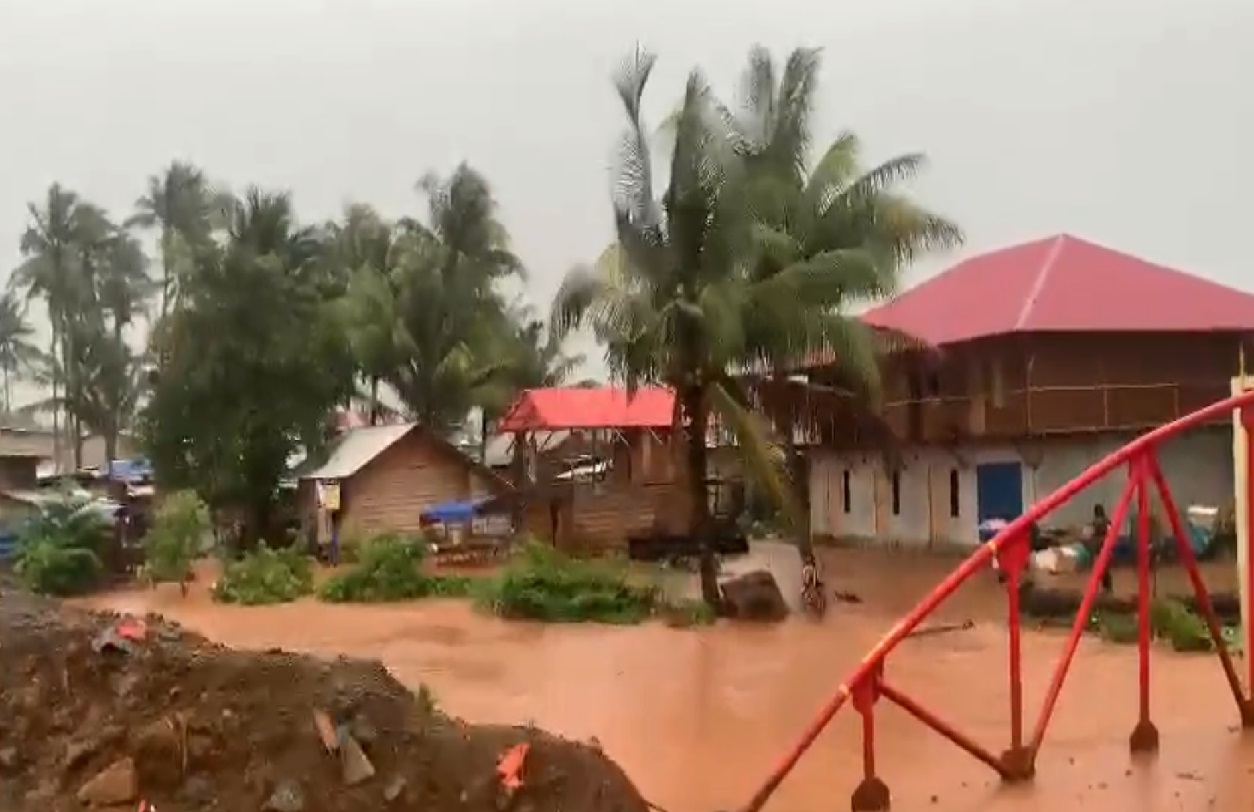 Banjir membawa lumpur tambang beracun menghantam Desa Kawasi, Halmahera Selatan, Maluku Utara, Sabtu (17/6/2023). Foto: Jatam