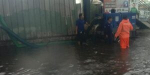 Petugas berupaya menyedot banjir di Jakarta Selatan, Senin (5/2/2024). ANTARA/Ho-BPBD DKI Jakarta