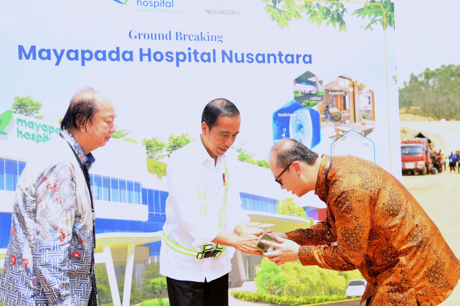 Presiden Joko Widodo menerima batu pertama yang akan diletakkan di lokasi pembangunan Rumah Sakit (RS) Mayapada Hospital Nusantara di Kabupaten Penajam Paser Utara, Provinsi Kalimantan Timur, Rabu (1/11/2023). Foto: Setkab