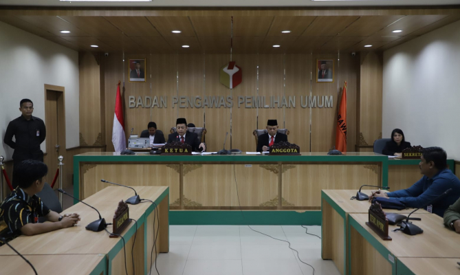 Ketua Majelis Sidang Puadi (kiri) bersama Anggota Majelis Sidang Totok Hariyono memimpin sidang penanganan pelanggaran administrasi Pemilu 2024 di Ruang Sidang Bawaslu, Jakarta, Rabu (5/7/2023). Foto: Bawaslu