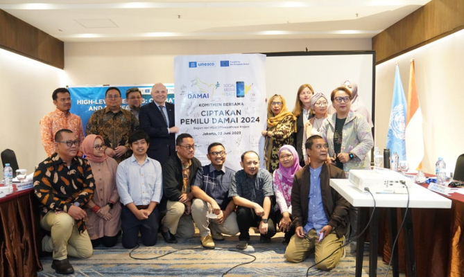 Bawaslu berfoto bersama perwakilan LSM yang tergabung dalam Koalisi Damai, perwakilan tingkat tinggi PBB dan platform media sosial, di Jakarta, dalam komitmen bersama ciptakan Pemilu damai 2024, Kamis (22/6/2023). Foto: Bawaslu