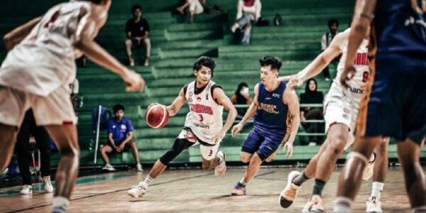 Timnas Bola Basket Putra Indonesia uji coba pertandingan melawan Satria Muda di GOR Soemantri Brodjonegoro Jakarta, Jumat (16/2/2024). ANTARA/HO-Perbasi/am.