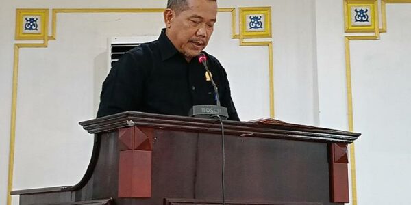Juru Bicara Fraksi Golkar H Parjono saat membacakan tanggapan atas Pidato Pengantar Pj Bupati Barito Timur Indra Gunawan terkait Nota Keuangan dan Raperda Perubahan APBD 2023, Rabu, (27/9/2023. Foto: Borneonews/Bole Malo