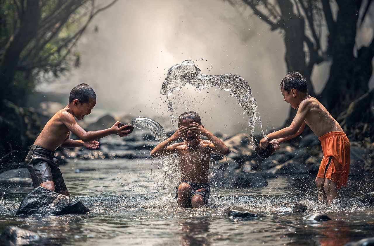 Anak-anak bermain air di sungai (Foto by: Pixabay)