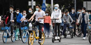 Suasana perkotaan china, warga di pusat perkotaan menggunakan sepeda di tengah wabah Covid-19