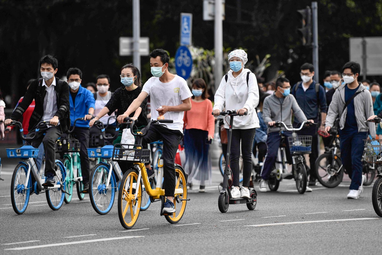 Suasana perkotaan china, warga di pusat perkotaan menggunakan sepeda di tengah wabah Covid-19