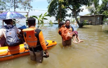 Tim gabungan laksanakan evakuasi warga terdampak banjir bandang di Kabupaten Demak, Jawa Tengah. (BPBD Kab. Demak)