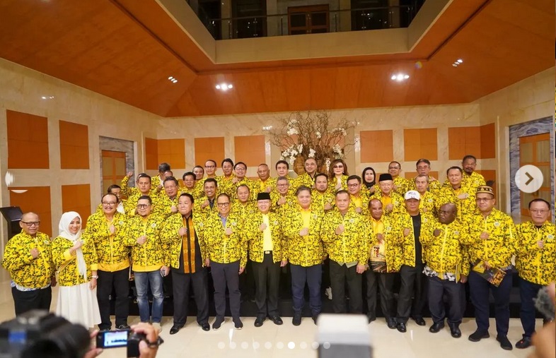 Ketua Dewan Pimpinan Daerah (DPD) Partai Golkar seluruh Indonesia dan Ketua Umum Airlangga Hartarto berfoto bersama di Badung, Bali, Minggu (30/7/2023) malam. Foto: Ist