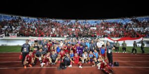 Timnas Indonesia berfoto bersama setelah menang telak 6-0 atas Brunei Darussalam pada leg kedua babak pertama Kualifikasi Piala Dunia 2026 di Stadion Sultan Hassanal Bolkiah, Bandar Seri Begawan, Selasa (17/10/2023). Foto: PSSI