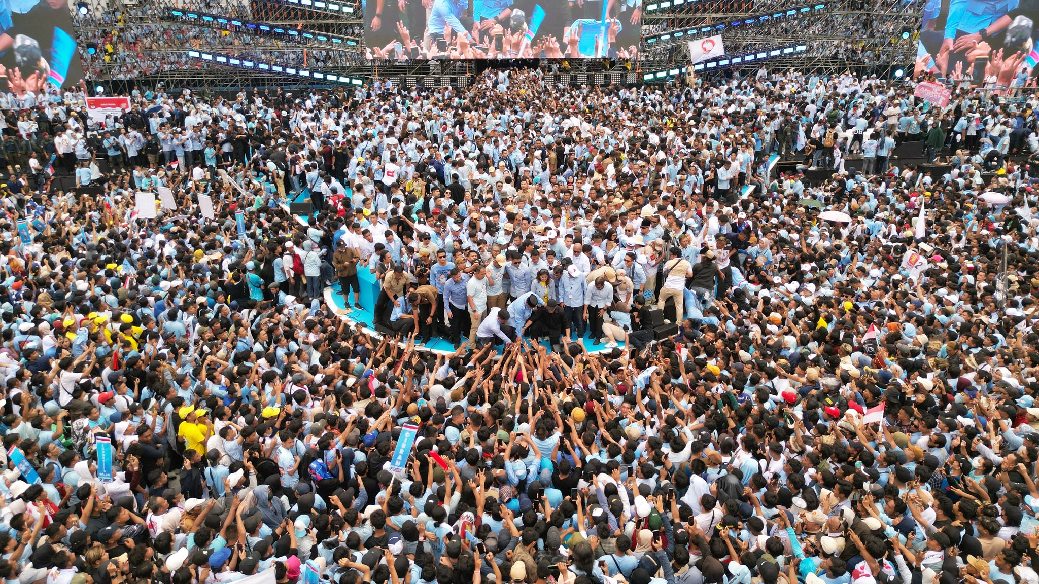 Suasana Kampanye Akbar Pendukung Prabowo-Gibran bertajuk "Pesta Rakyat: Untuk Indonesia Maju" di Stadion Utama GBK, Sabtu (10/2/2024). Foto: FB Prabowo Subianto