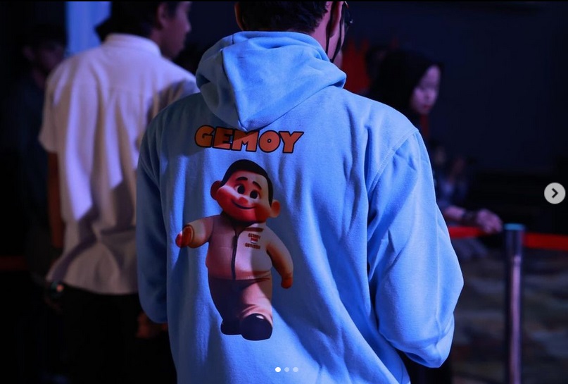 Pendukung Prabowo sedang mengenakan jaket dengan gambar gemoy dalam sebuah acara. Foto: Ist