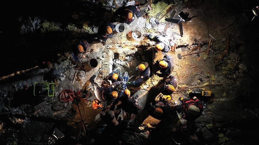 Tim evakuasi berusaha mencari korban di antara reruntuhan bangunan setelah gempa melanda Turki pada Senin (6/2).