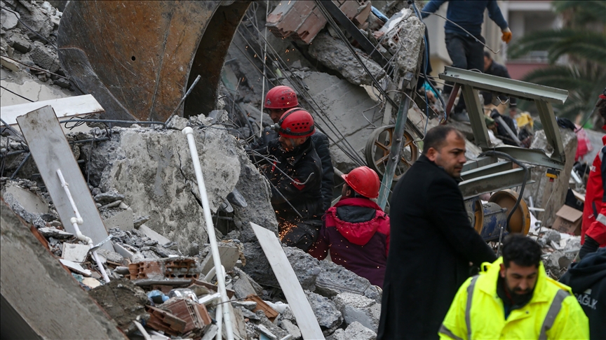 Regu penyelamat mencari korban di antara reruntuhan bangunan akibat gempa bumi di Turki.