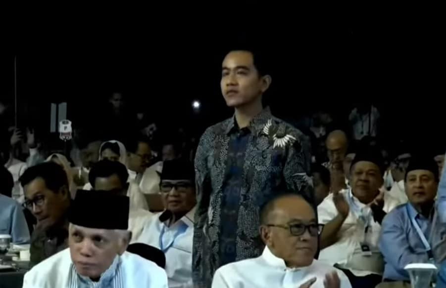 Wakil Presiden terpilih periode 2024-2029 Gibran Rakabuming Raka menyampaikan sambutan di acara silaturahmi dan buka puasa bersama TKN di Jakarta, Senin (25/3/2024). Foto: Garuda TV