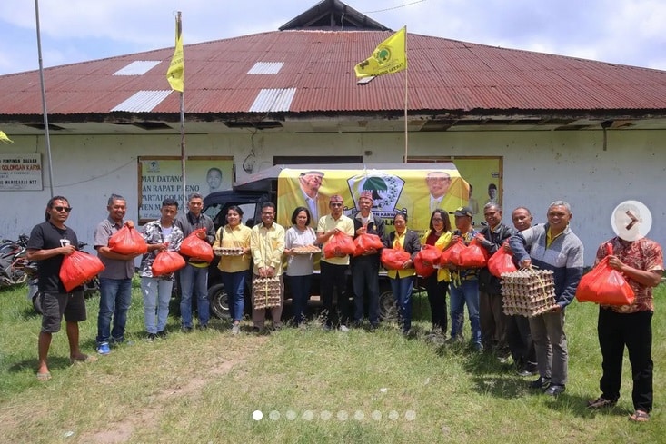 Jajaran pengurus DPD Partai Golkar Kabupaten Manggarai NTT berfoto bersama dengan penerima bantuan paket sembako untuk korban angin puting beliung, di Manggarai, Jumat (12/1/2024). Foto: IG golkar.indonesia