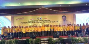 Jajaran pengurus partai golkar dalam rakernis di Pekanbaru Riau, menjelaskan tentang Partai Tengah