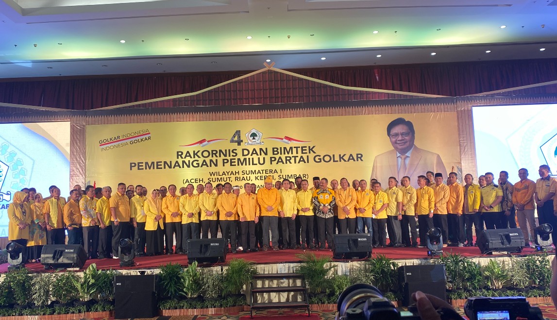 Jajaran pengurus partai golkar dalam rakernis di Pekanbaru Riau, menjelaskan tentang Partai Tengah
