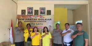 Jajaran Polres dan Pengurus DPD Golkar Samosir berfoto bersama di Kantor DPD Partai Golkar Kabupaten Samosir, Sumatera Utara, pekan ini. Foto: Polri