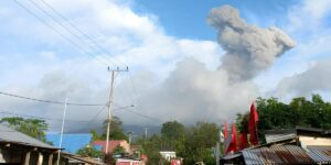 Kolom abu vulkanik berwarna kelabu membumbung akibat aktivitas erupsi yang terjadi pada Gunung Ibu yang terletak di barat laut Pulau Halmahera, Maluku Utara, Jumat (26/1/2024). (ANTARA/HO-PVMBG)