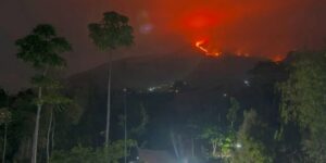 Nyala api kebakaran Gunung Merbabu terlihat dari Gladagsari, Boyolali, Jawa Tengah, Sabtu (28/10/2023). Foto: Antara