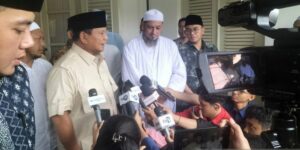 Calon Presiden RI Prabowo Subianto meminta doa restu Pengasuh Majelis Taklim Al-Habsyi Kwitang Jakarta Habib Ali bin Abdurrahman Al-Habsyid, Jakarta, Jumat (16/2/2024). Foto: Antara