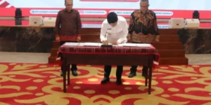 Gubernur Sumatera Utara Hassanudin dan Ketua Bawaslu Sumut M.Aswin Diapari menandatangani Naskah Perjanjian Hibah Daerah (NPHD) dari Pemprov Sumut kepada Bawaslu Sumut, di Medan, Rabu (15/11/2023). Foto: ANTARA
