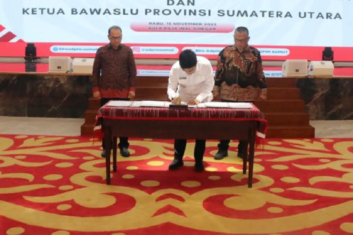 Gubernur Sumatera Utara Hassanudin dan Ketua Bawaslu Sumut M.Aswin Diapari menandatangani Naskah Perjanjian Hibah Daerah (NPHD) dari Pemprov Sumut kepada Bawaslu Sumut, di Medan, Rabu (15/11/2023). Foto: ANTARA