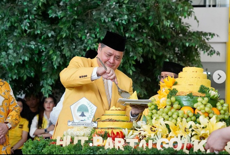 Ketua Umum Partai Golkar Airlangga Hartarto memotong tumpeng HUT ke-59 Golkar di Kantor DPP Golkar, Slipi, Jakarta Barat, Jumat (20/10/2023). Foto: golkar.indonesia